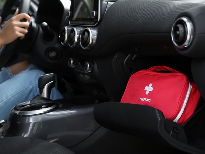 Komplet prve pomoći za auto