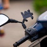 Stalak za mobitel je nepogrešiv dodatak za sigurnu vožnju Stalak za mobitel za motor